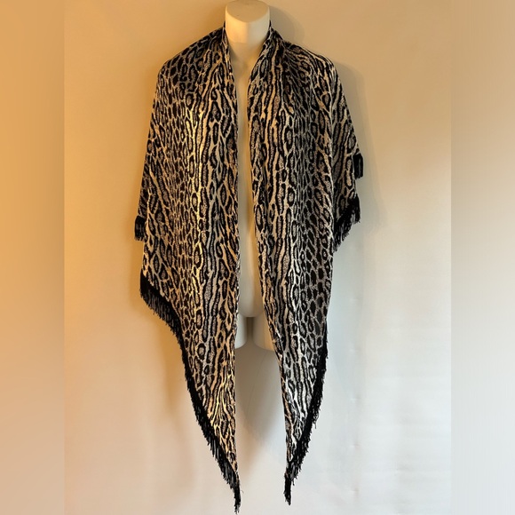 BLACK AND WHITE WITH FRINGE ANIMAL PRINT TRIANGLE SHAPED SCARF - Picture 3 of 7